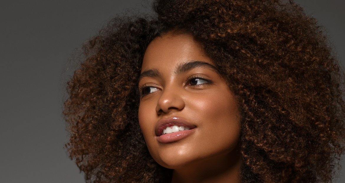 O cabelo chocolate combina com todos os tons de pele